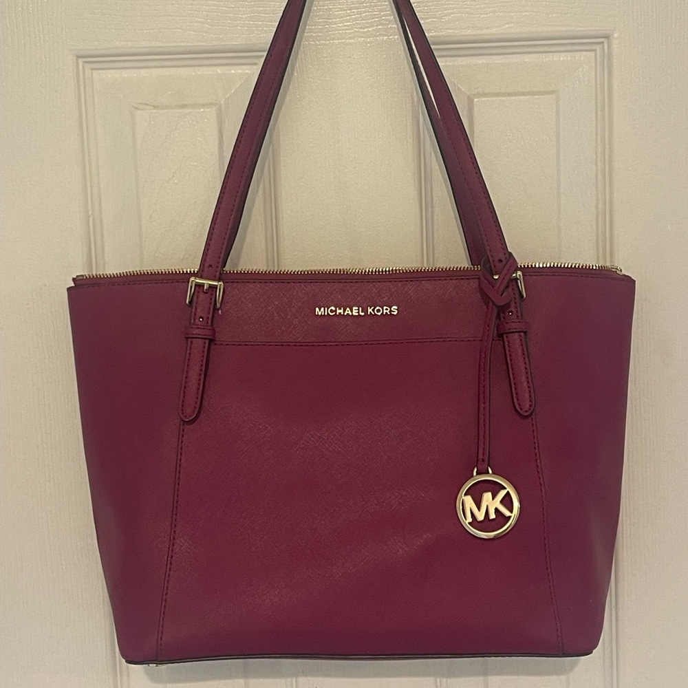🤍 NWT Michael Kors Ciara Large Tote in Magenta